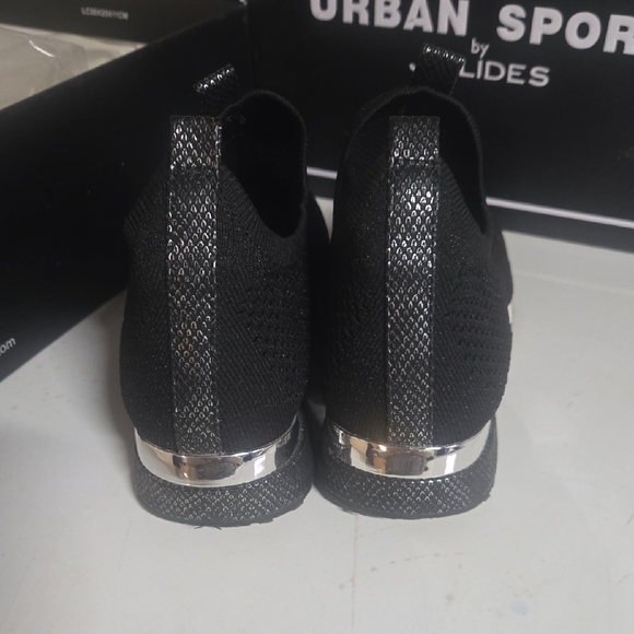 Sneaker - Picture 3 of 3